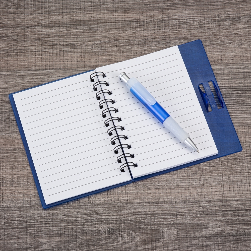 Caderno capa acrílico - bloco de notas com caneta.  70 folhas pautadas. 16,1 x 14,8 cm. Caneta: 13,4 cm x 1,7 cm