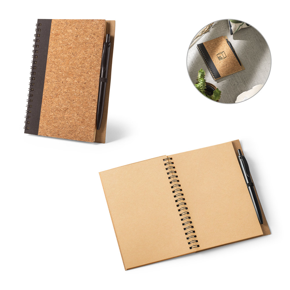 Caderno Ecológico Sustentável com capa rígida em cortiça e rPET com 140 páginas lisas em papel kraft reciclado e caneta. 130 x 178 mm