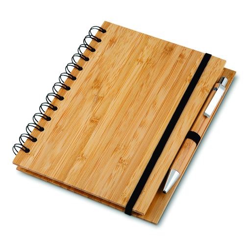 Caderno em capa de bambu com elástico, suporte para caneta e com 70 folhas pautadas. 18 x 13,5 cm. Acompanha caneta de bambu com detalhes em plástico.