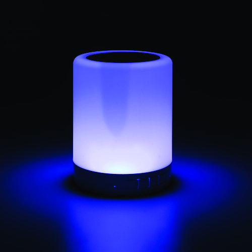 Caixa de som multimídia com luzes. Material plástico resistente na cor branca fosca. Parte superior com falante e sensor touch para troca de luzes. 12,2 x 9,4 x 29,7 cm.