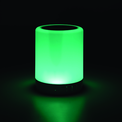 Caixa de som multimídia com luzes. Material plástico resistente na cor branca fosca. Parte superior com falante e sensor touch para troca de luzes. 12,2 x 9,4 x 29,7 cm.