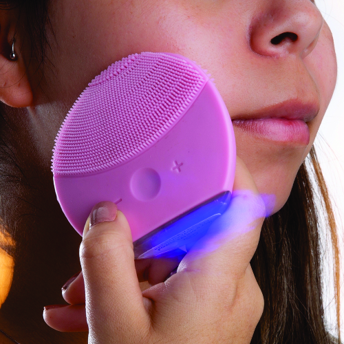 Massageador facial em silicone, resistente a água. Com cerdas macias que limpam e massageiam a face. 7,9 x 7,4 x 2,9 cm.