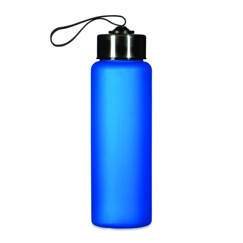 Squeeze plástico em PVC fosco livre de BPA. Capacidade 680 ml. 23 x 7 x 22,1 cm.