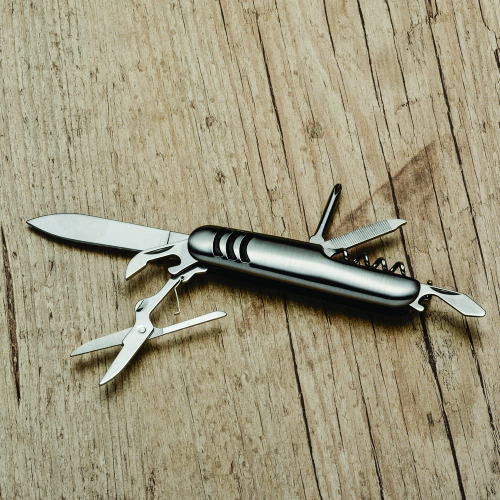 Canivete metal 7 funções com detalhes emborrachados preto. Tamanho total aproximado  (CxL):  9,2 cm x 2,5 cm