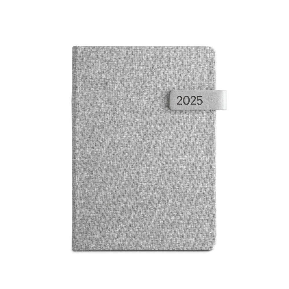 Agenda 2025!!! Agenda A5 em PET (100% rPET), com fecho magnético em PU, marcador em fita e suporte para esferográfica (não inclusa). 148 x 210 mm.