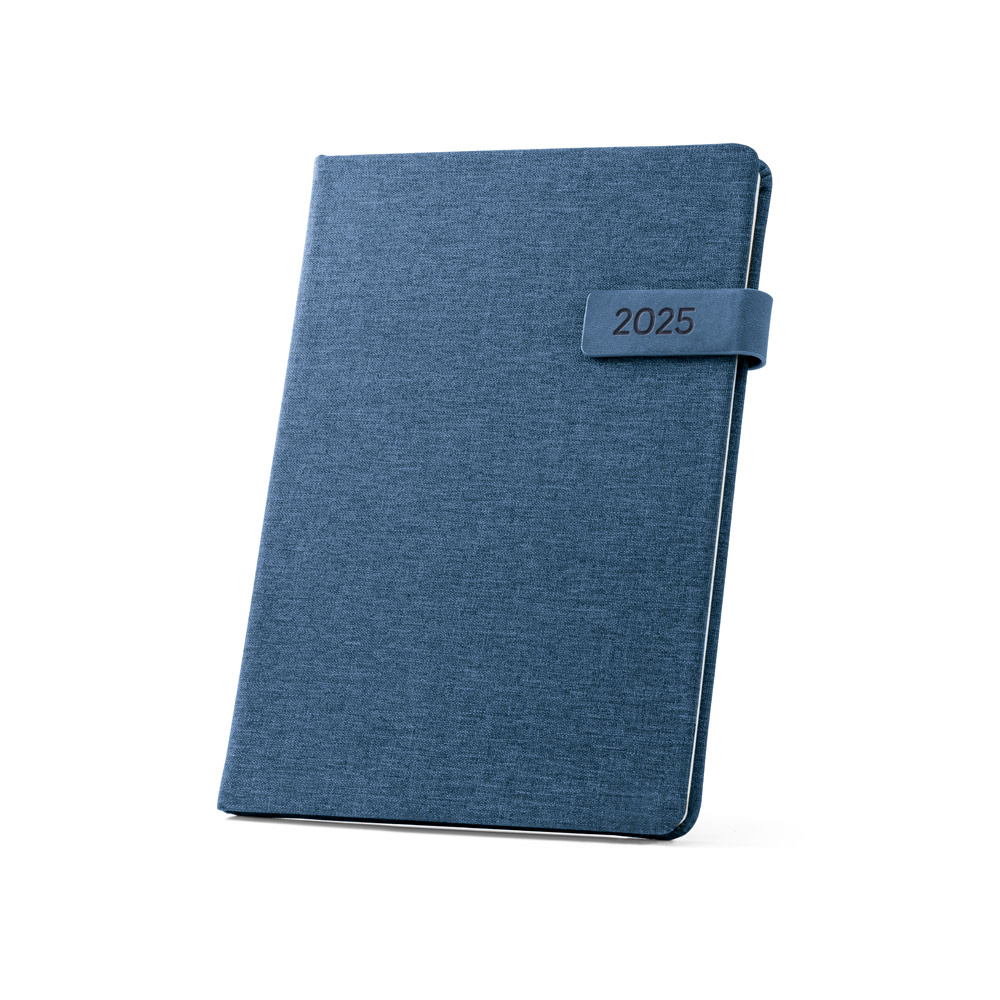 Agenda 2025!!! Agenda B5 em PET (100% rPET). Com fecho magnético em PU, marcador em fita e suporte para esferográfica (não inclusa). 175 x 245 mm