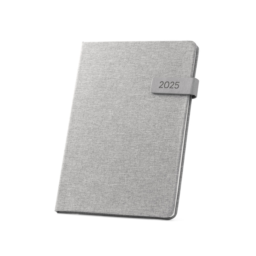 Agenda 2025!!! Agenda B5 em PET (100% rPET). Com fecho magnético em PU, marcador em fita e suporte para esferográfica (não inclusa). 175 x 245 mm