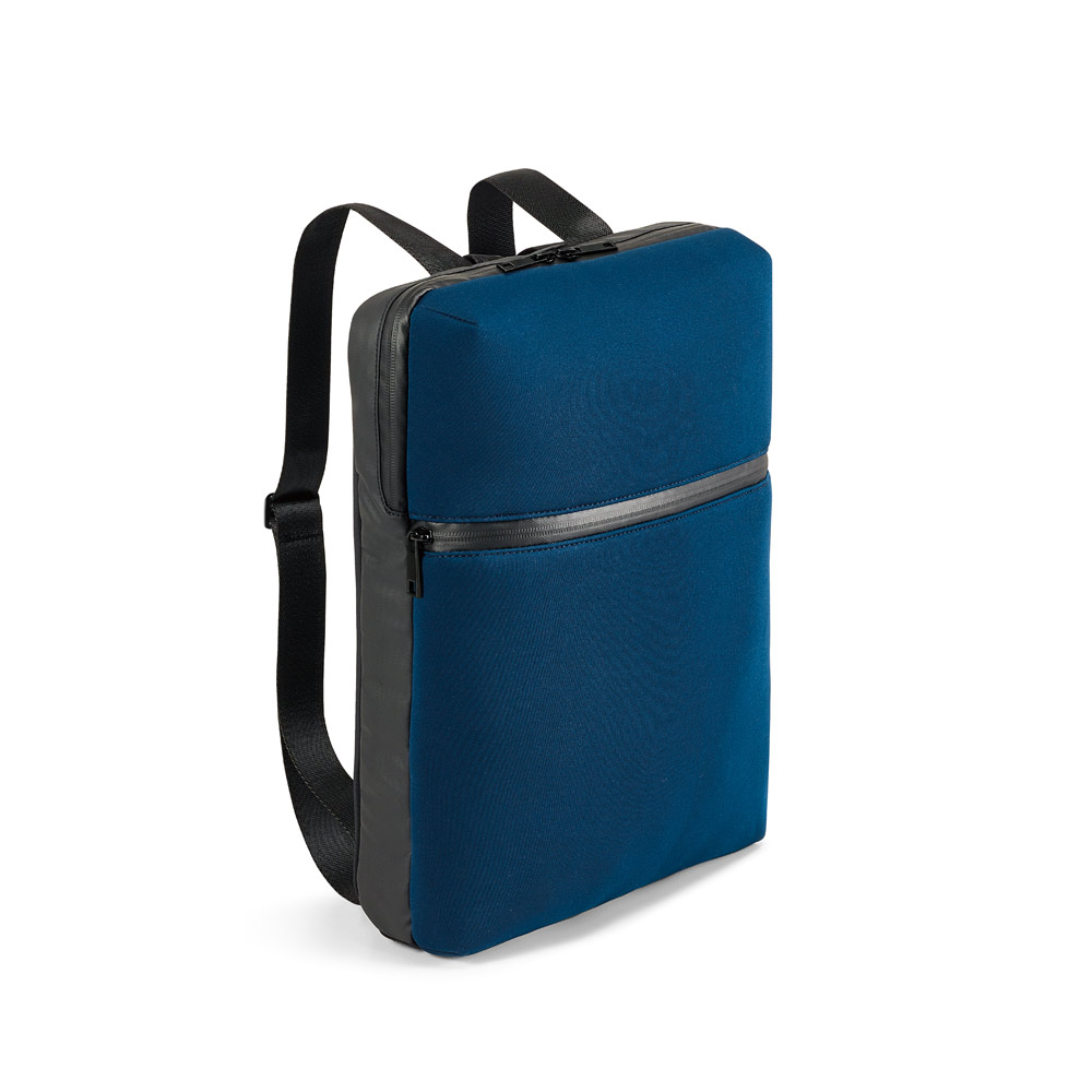 Mochila Urban é uma mochila versátil em soft shell de alta densidade e tarpaulin. Desenhada para guardar um notebook até 14'' e tablet 10.5''. 400 x 300 x 70 mm.