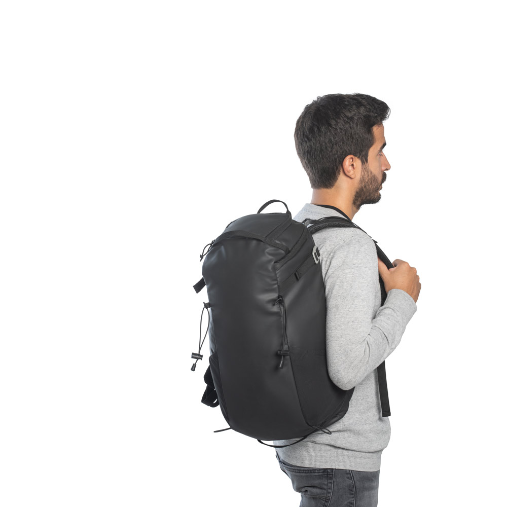 Novidade 2025!!! Mochila estilo hiking. Composta por 600D poliéster reciclado (100% rPET) com revestimento resistente à água. Capacidade até 18 L. 280 x 455 x 160 mm