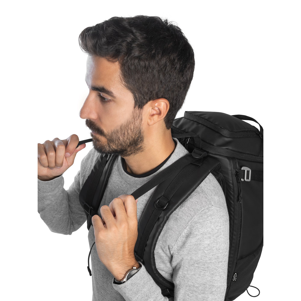 Novidade 2025!!! Mochila estilo hiking. Composta por 600D poliéster reciclado (100% rPET) com revestimento resistente à água. Capacidade até 18 L. 280 x 455 x 160 mm