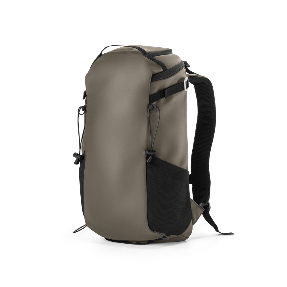 Novidade 2025!!! Mochila estilo hiking. Composta por 600D poliéster reciclado (100% rPET) com revestimento resistente à água. Capacidade até 18 L. 280 x 455 x 160 mm