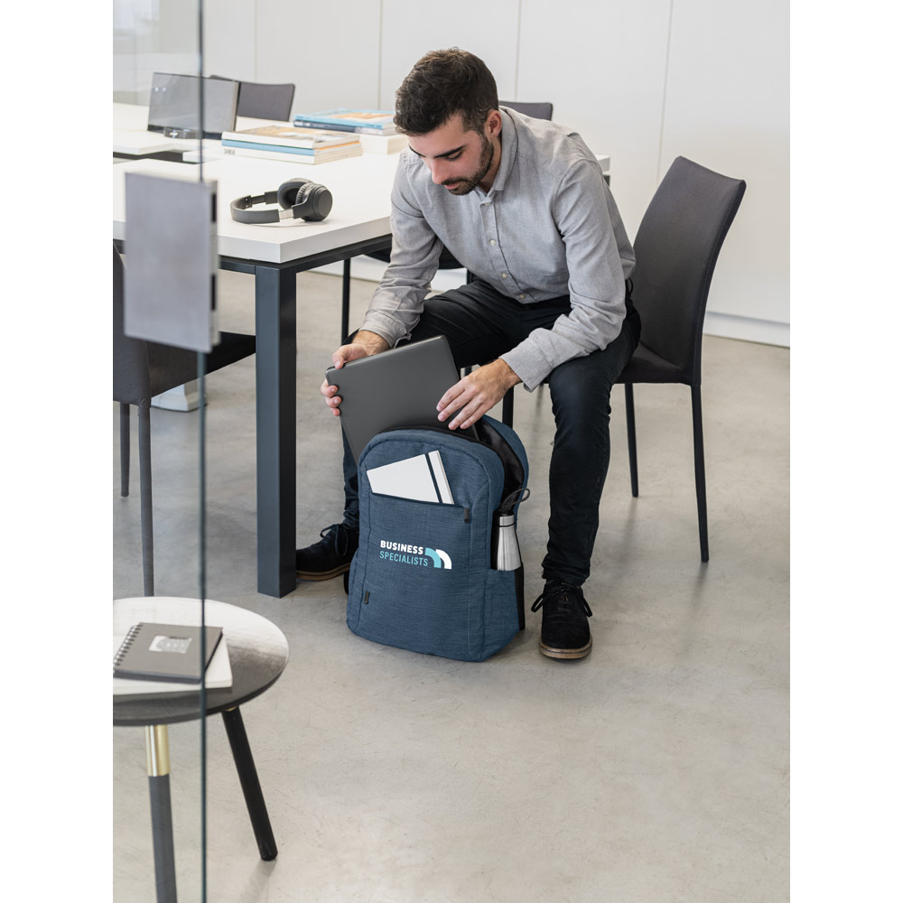 Novidade 2025!!! Mochila para notebook portátil em 300D poliéster reciclado ( 100% rPET) e forro em 210D poliéster reciclado (100% rPET). Capacidade até 18 L. 300 x 450 x 140 mm