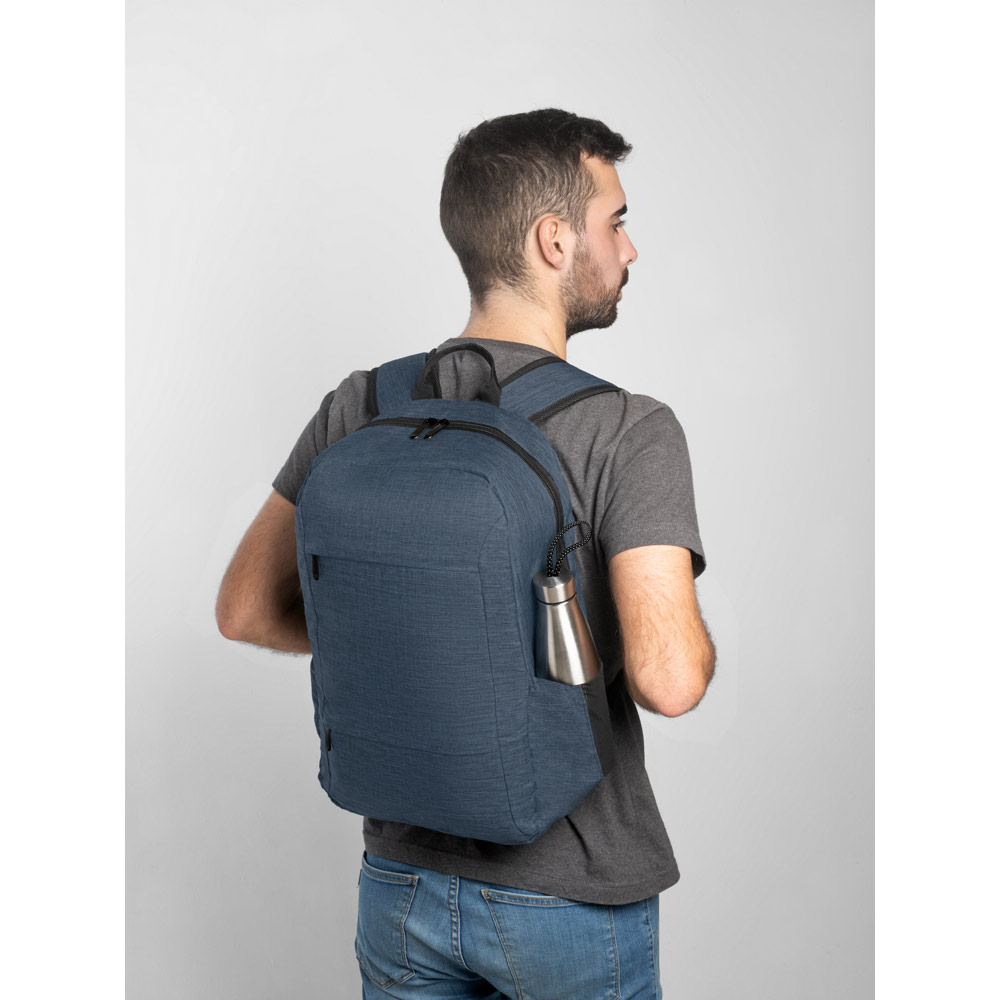 Novidade 2025!!! Mochila para notebook portátil em 300D poliéster reciclado ( 100% rPET) e forro em 210D poliéster reciclado (100% rPET). Capacidade até 18 L. 300 x 450 x 140 mm