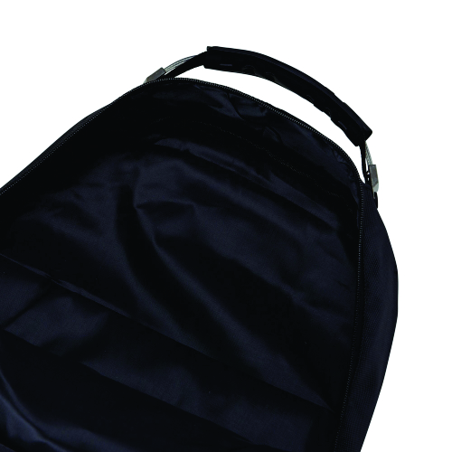 Mochila de nylon 30 litros com quatro compartimentos. 49 x 39 x 19 cm.