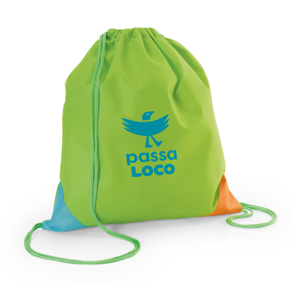 Sacola tipo mochila em TNT (80 g/m²) com cantos triangulares coloridos. 300 x 350 mm