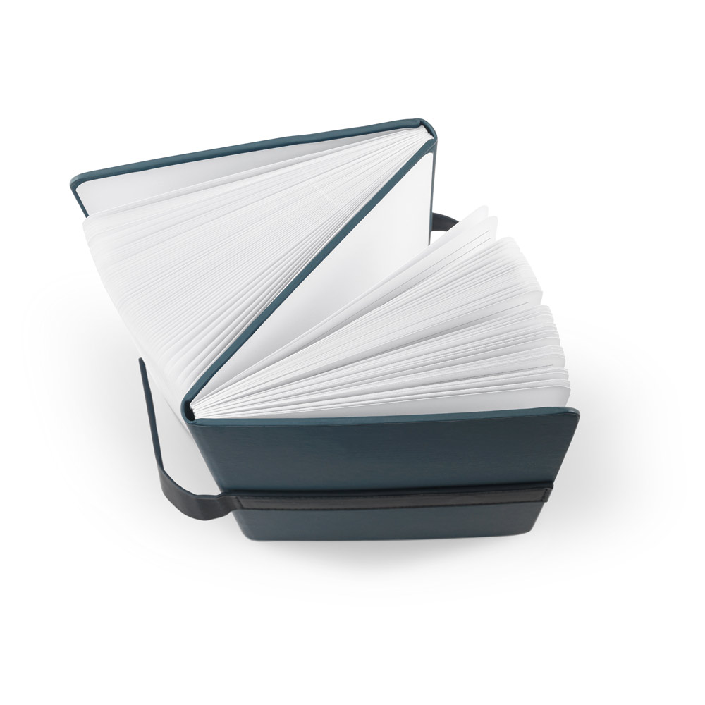 Novidade 2026!!! Caderno A5 com capa dura em 80% materiais reciclados (PU reciclado e poliéster reciclado) estruturado em duas partes: a primeira tem 128 páginas pautadas e a segunda 128 pági