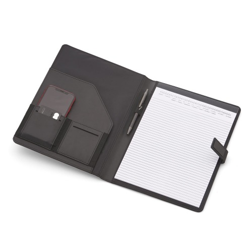 Pasta executiva almofadada, com bloco de anotações com 20 folhas. Bolso interno para cartões, telefone e documentos. Fechadura magnética. Não acompanha caneta. 31 x 23,8