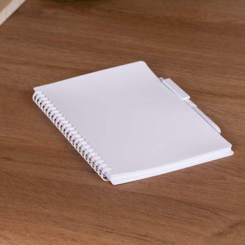 Caderno capa em PP misto, com suporte para caneta. 70 folhas pautadas. 21 x 14 cm. Com caneta plástica retrátil.