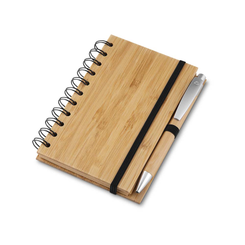 Caderno em capa de bambu com elástico, suporte para caneta e com 60 folhas pautadas.14 x 9 cm. Acompanha caneta de bambu com detalhes em plástico.