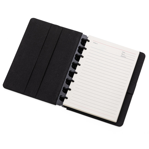Caderno capadura em material sintético, com porta cartões e porta canetas. 80 folhas.