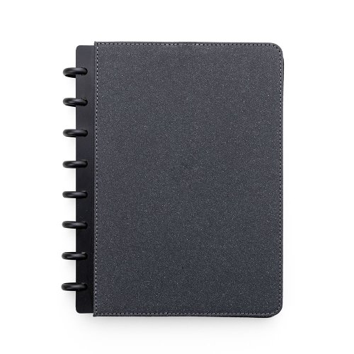 Caderno capadura em material sintético, com porta cartões e porta canetas. 80 folhas.