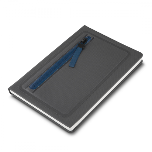 Caderno capa dura em material sintético, com porta objetos na capa. 80 folhas. 21,5 x 15,5 x 1,5 cm