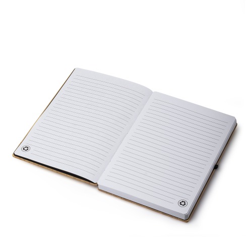 Caderno capa dura com 3 mm em material reciclável com detalhes em bambu. 96 folhas. NÃO ACOMPANHA CANETA. 18,9x12,9cm