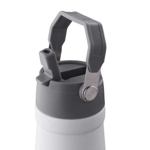 Garrafa térmica em aço inox. Capacidade de até 650 ml. Tampa em plástico, com alça para transporte.  24xø7,4cm