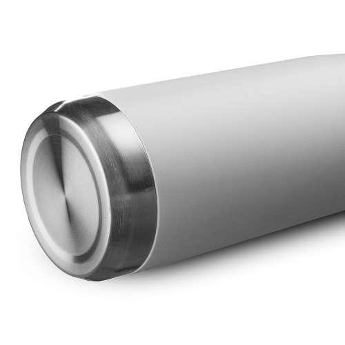 Garrafa térmica em aço inox. Capacidade de até 650 ml. Tampa em plástico, com alça para transporte.  24xø7,4cm
