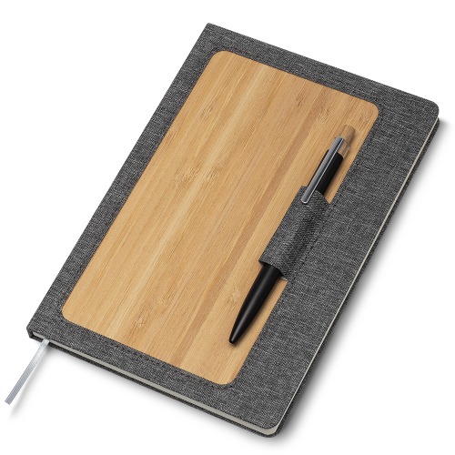 Caderno capa dura em material reciclável e bambu com suporte para caneta. 80 folhas. 21,3x14,5cm