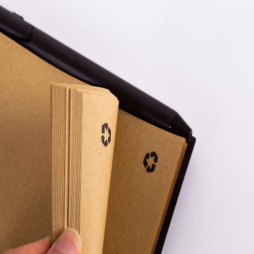 Bloco de anotações, capa produzida por grãos de café e PP misto. Caneta de plástico e café. 60 folhas. 14 x 9cm. Ecológico. Sustentável.