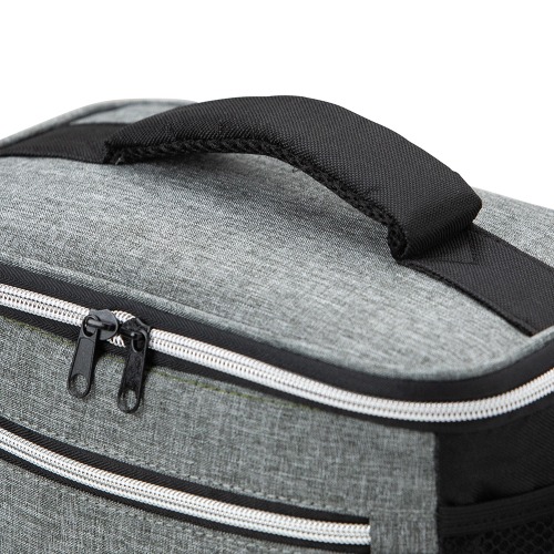 Bolsa térmica de nylon 10 litros com dois compartimentos e bolsos laterais em malha. 21 x 27 x 18 cm.