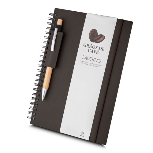 Caderno de anotações, com capa em papel 100% reciclado com elástico. Miolo de 70 folhas pautadas na cor bege; Com suporte para caneta em papel reciclável;  *Não acompanha caneta. 21 x 15 cm