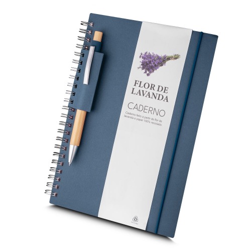 Caderno de anotações, com capa em papel 100% reciclado com elástico. Miolo de 70 folhas pautadas na cor bege; Com suporte para caneta em papel reciclável;  *Não acompanha caneta. 21 x 15 cm