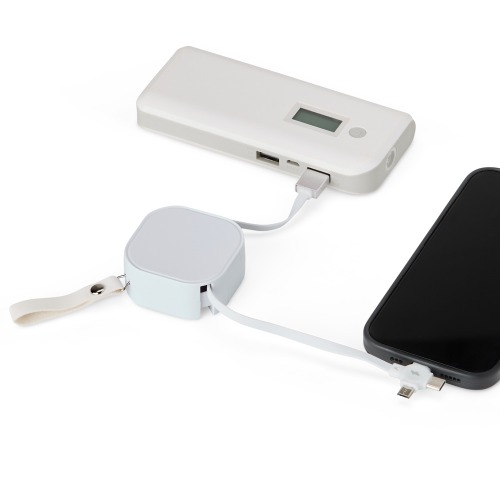 Cabo USB retrátil com suporte para celular. 5,7 x 5,7 x 2,5. Comprimento cabo: 101,5 cm