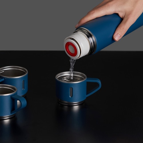 Garrafa produzida em inox com base antiderrapante e tampas de inox com revestimento plástico. Capacidade 450 ml. 23,3 x 9,8 x 21 cm.