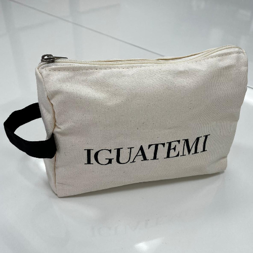 Necessaire lona crua, cursor com puxador especial.20 x  14 x 6,5 cm.