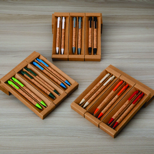 Kit ecológico, caneta e lapiseira de cortiça com estojo de papelão. Sustentável. Ecológico. 5,2 x 2,3 x 17,2 cm.